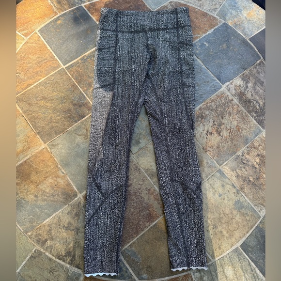 Lululemon Tight Stuff Tight II Leggings 25” Black and White - Picture 4 of 4